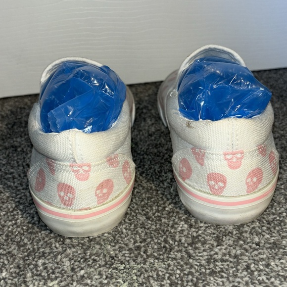 AIS pink skull white step in shoes size 4 youth or women’s size 6 - Picture 4 of 6
